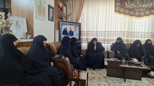دیدار مدیر جامعه الزهرا با خانواده شهید حسنی سعدی 